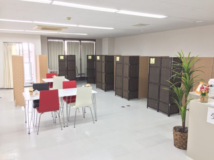 清潔感のある落ち着いた店内のイメージ画像